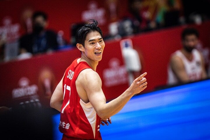 ３ポイント攻勢で快勝した日本。12本中９本を決めた須田が最多の33得点をマークした。(C)FIBA