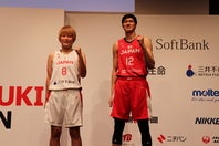 日本バスケ協会が新ニックネームとユニフォームを発表。男子代表の渡邊雄太らが登壇した。(C)ダンクシュート編集部