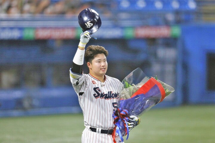 ５打席連続本塁打を記録し、プロ野球史に名を刻んだ村上。写真：滝川敏之