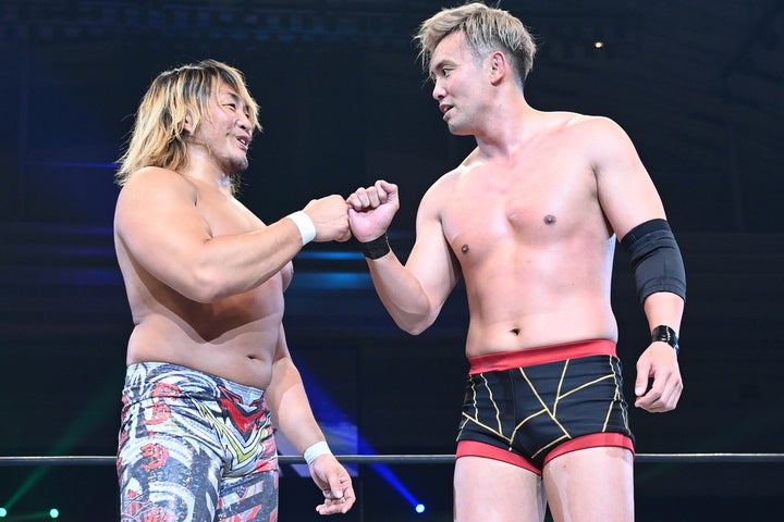 豪華タッグで会場を沸かせた棚橋（左）、オカダ（右）。息の合ったファイトで快勝を収めている。(C)新日本プロレス