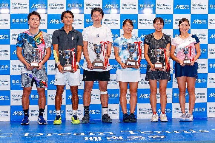 男女の上位３位までの入賞者。中央の２人が優勝した伊藤竜馬（左）と阿部宏美（右）。写真：塚本凛平（THE DIGEST写真部）