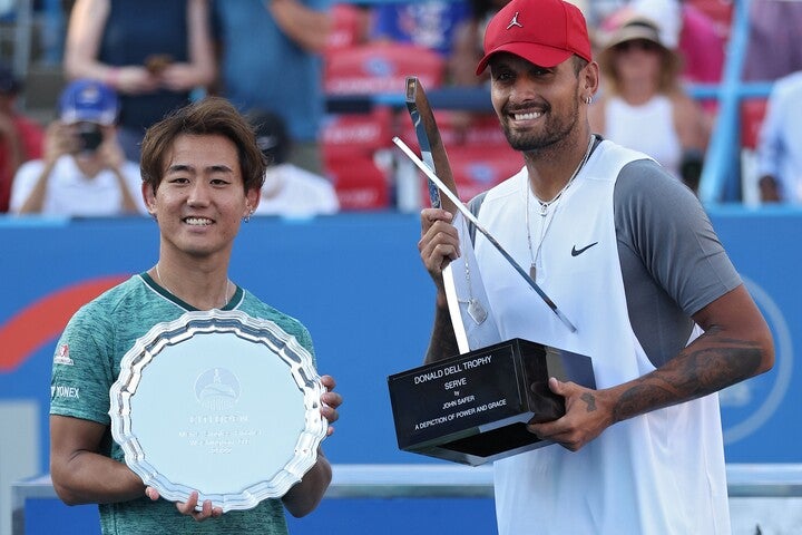 ３度目のツアー決勝の舞台に立った西岡良仁（左）はキリオス（右）に敗退するも、今季序盤の不調を払拭できたようだ。（C）Getty Images