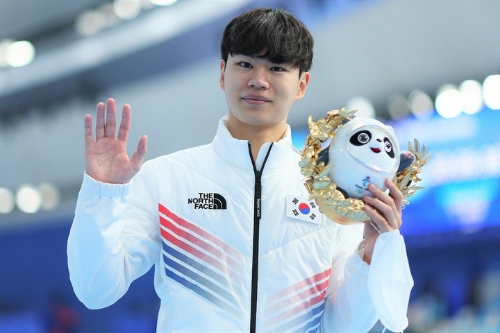 北京五輪で銅メダルを獲得したキム・ミンソク。報道陣の前で深々と頭を下げ、猛省を口にした。(C)Getty Images