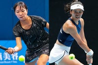 緩急や配球を工夫して相手を翻弄する伊藤あおい（左）のテニスは、シェー・スーウェイ（右）に憧れて磨いてきたスタイルだ。写真：塚本凛平（THE DIGEST写真部）、Getty Images