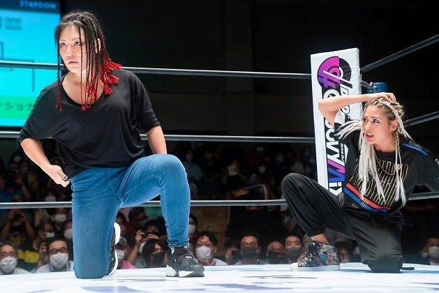 旧知のジュリア（右）を救った山下（左）。その登場にはかつての“戦友”も驚きを隠せなかったようだ。(C)スターダム