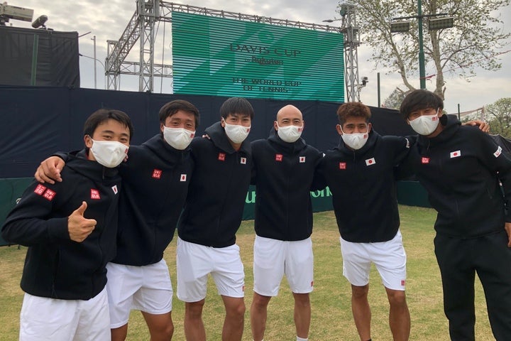 昨年３月のパキスタン戦での日本チーム。望月、綿貫（左から２、３番目）、島袋（右端）が今回も代表入りした。写真提供：日本テニス協会