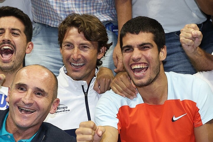 全米オープン優勝後にフェレーロ氏（中央左）を含めたチームと写真撮影したアルカラス（右）。（C）Getty Images