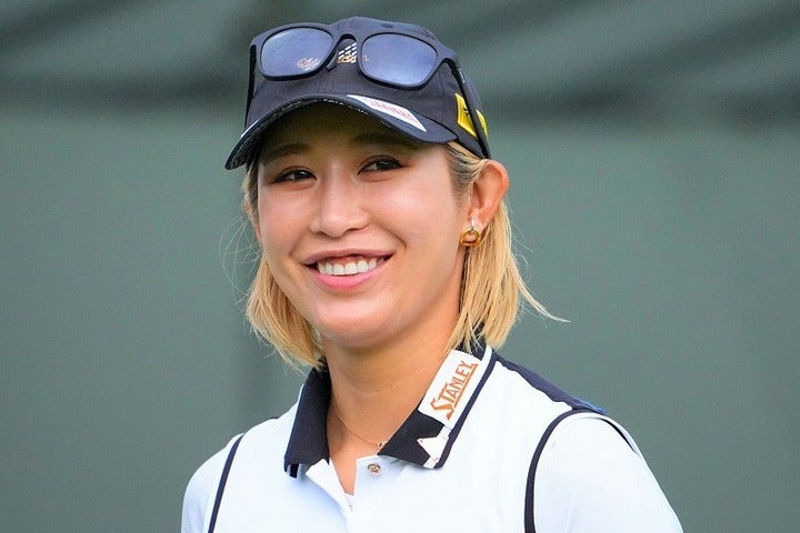 夏の終わりのビキニショットを披露した金田。「下手なゴルフも終わりたいよ」とポツリ。(C)Getty Images