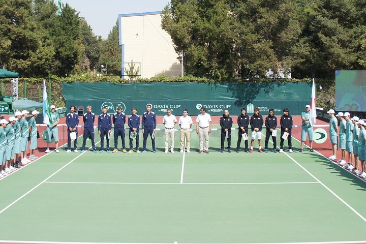 開会式でのウズベキスタン、日本両チーム。過去の対戦は２勝２敗と互角だ。写真提供＝日本テニス協会広報部