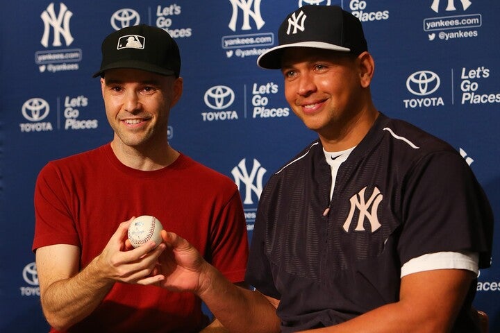 ロドリゲス（右）の3000安打記念ボールを返却する“ホームランボール・コレクター”のテンプル（左）。記念ボールを返す見返りにさまざまな条件を要求した。(C)Getty Images