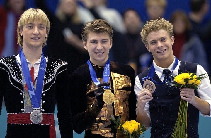 2002年ソルトレイク五輪の表彰式。左からプルシェンコ、ヤグディン、ゲーブルが並ぶ。(C)Getty Images