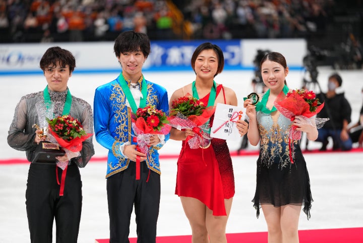 宇野昌磨（一番左）と坂本花織（右から２人目）。男女の世界王者が揃った日本は通算10度目のジャパンオープンを優勝した。写真：田中研治（The Digest写真部）