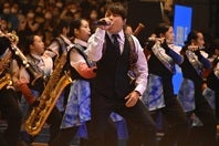 ハーフタイムに近江高校吹奏楽部と一緒にパフォーマンスする西川貴教氏。