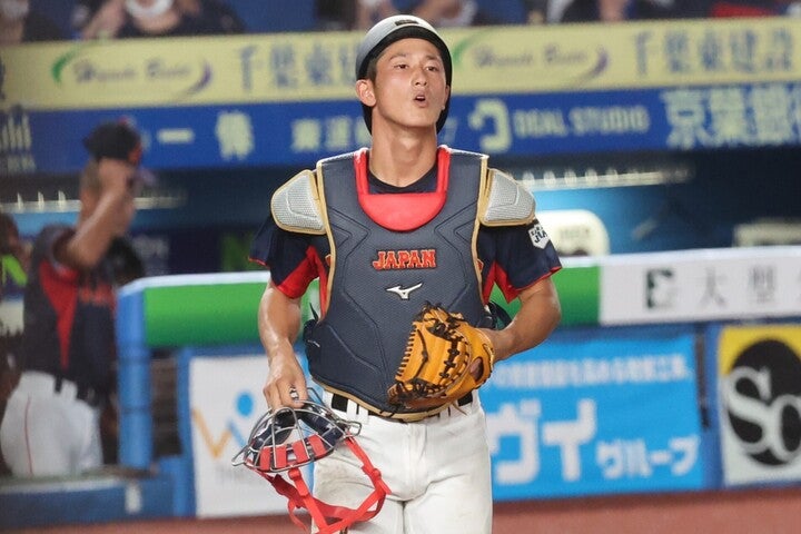 歴代４位タイの甲子園通算５本塁打、今年はU-18侍ジャパンの正捕手も担った松尾はピッタリの逸材だ。写真：鈴木宗太朗