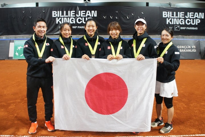 今年４月のアジア／オセアニア・グループ１部を勝ち抜いた時の日本代表チーム。今回はエースとして土居美咲が加わる。写真提供：日本テニス協会広報部