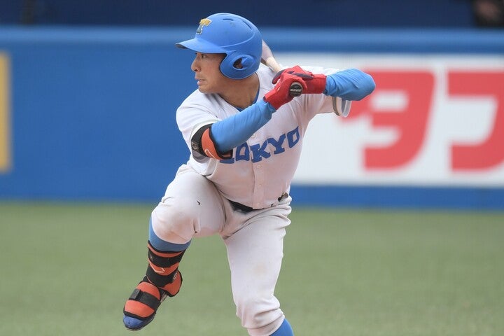 走力に加え、パンチ力も身についてきた東大の阿久津。彼は２年生まで野球部ではなかった驚きの経歴を持つ。写真：鈴木颯太朗
