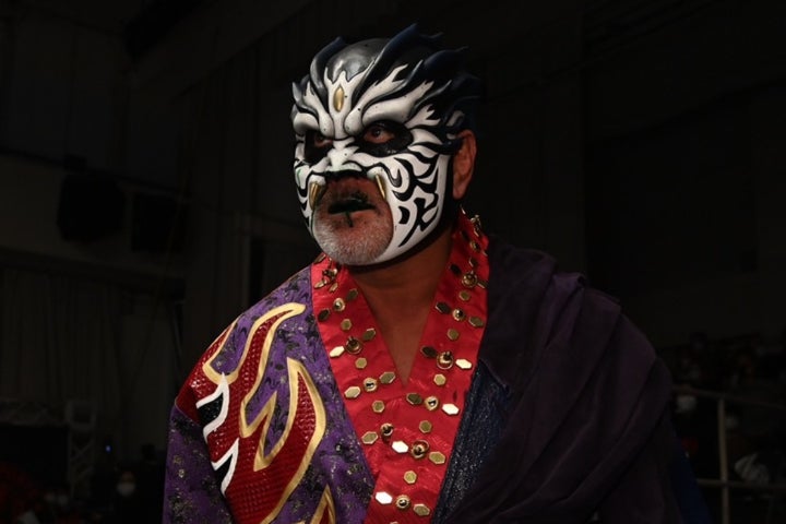 突如、新日本プロレスに降臨したグレート・ムタ。オーカーンへ”宣戦布告”の毒霧を浴びせた。（C）新日本プロレス