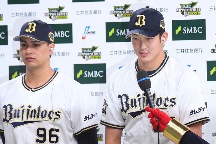 決勝打の杉本ともに、リードを守り切った投手陣から宇田川（左）と山崎颯（右）がお立ち台に。彼らの好投で流れは変わったか。写真：鈴木颯太朗