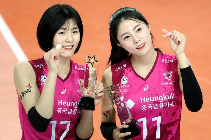 かつては「国民のアイドル」だったイ・ジェヨン（左）＆ダヨン（右）の双子姉妹。韓国国民はいまだ“謝罪なし”に憤りを覚えているようだ。(C)AFLO