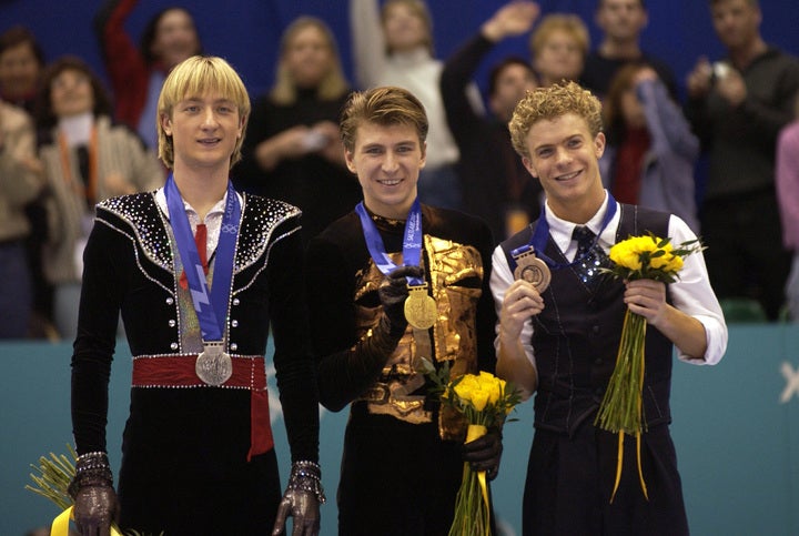 2002年ソルトレイク五輪の表彰式。左からプルシェンコ、ヤグディン、ゲーブルが並ぶ。(C)Getty Images