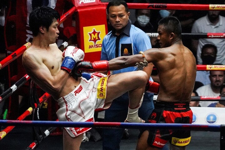 ブアカーオ（右）とエキシビションで“ガチンコ”勝負を繰り広げた佐藤（左）。惜しくも敗れたが、その内容は流石というほかになかった。(C)Getty Images