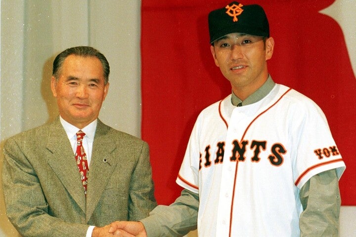 巨人・長嶋監督（左）と握手を交わす清原（右）。阪神の出していた巨額オファーは実らなかった。写真：産経新聞社