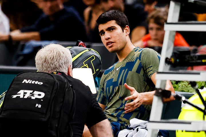 パリ・マスターズの準々決勝で治療を受けるアルカラス。この試合を途中棄権し、ATPファイナルズとデ杯も欠場することになった。(C)Getty Images