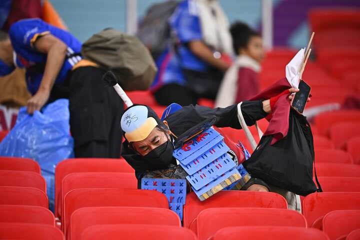 試合後にゴミ拾いをする日本人サポーターの様子。写真：金子拓弥（THE DIGEST写真部/JMPA代表）