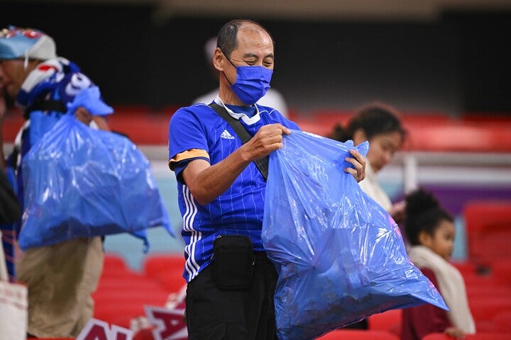 森保ジャパンの試合ではない。にもかかわらず、スタジアムに散らばったゴミを集め、捨てた日本人サポーターたち。彼らの行動に世界から称賛の声が集まっている。写真：金子拓弥（THE DIGEST写真部/JMPA代表）
