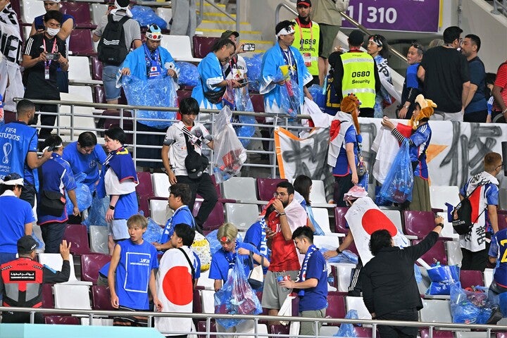 試合後には清掃活動を行なった日本人サポーター。彼らの行動は世界から注目されている。写真：金子拓弥（THE DIGEST写真部／JMPA代表撮影）