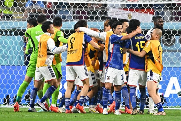 ドイツから逆転勝利を収めた日本代表の選手たちが試合後に喜ぶ様子。写真：金子拓弥（THE DIGEST写真部／JMPA代表撮影）