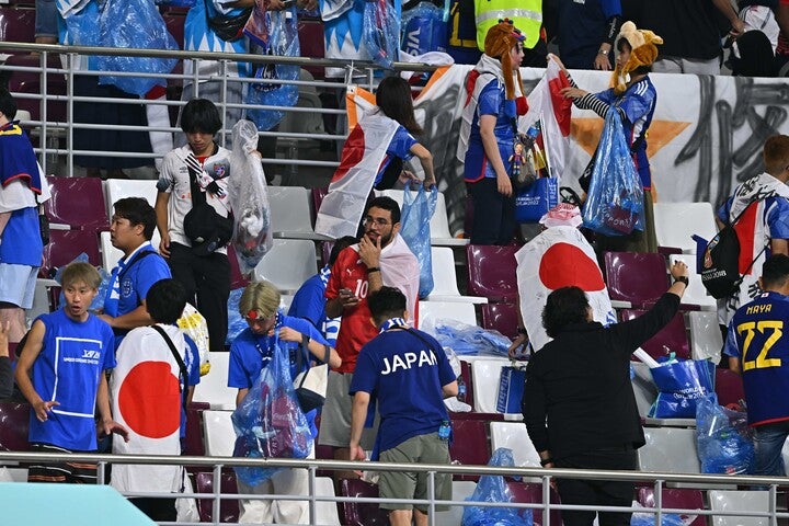 ドイツ戦後にもスタジアム内を清掃していた日本人サポーターたち。その振る舞いには世界的な賛辞が寄せられている。(C)Getty Images