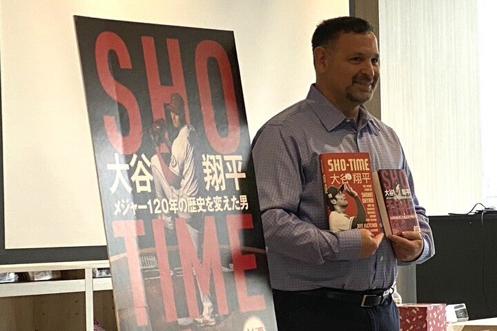 『SHO-TIME』日本語版と原書を手に写真撮影に応じるフレッチャー。日本ではすでに４万5000部が売れているという。写真：SLUGGER編集部