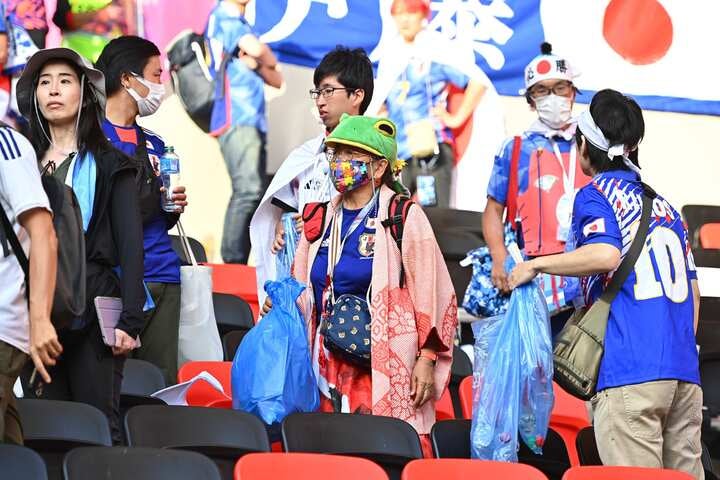 コスタリカ戦で日本サポーターがゴミ拾いをする様子。写真：金子拓弥（THE DIGEST写真部／JMPA代表撮影）