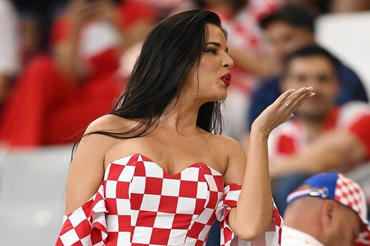 クロアチア代表の応援に駆け付けたサポーター。そのなかでも圧倒的な存在感を放っていた女性ファンの投稿が波紋を広げている。(C)Getty Images