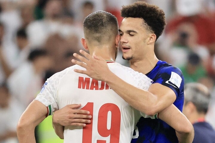 試合後に健闘を称える選手たち。写真はマジド・ホセイニ（左）とアントニー・ロビンソン（右）。(C)Getty Images