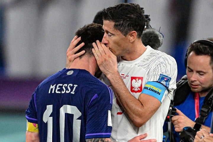 試合後熱い抱擁を交わしたメッシ（左）とレバンドフスキ（右）。２人が何を話していたのか注目が集まっている。(C)Getty Images