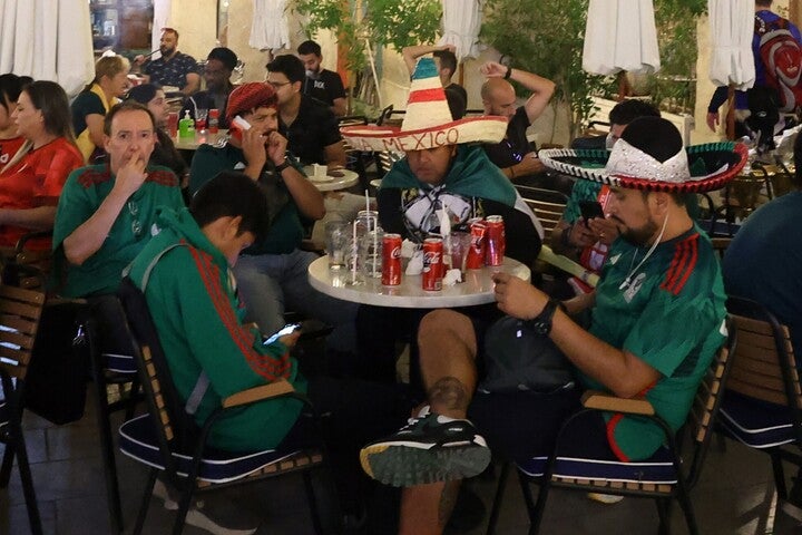 アルコールが全面的に禁止されている今回のワールドカップ。そうしたなかでスタジアム内で口にできる食事に不満を抱く人々は少なくない。(C)Getty Images