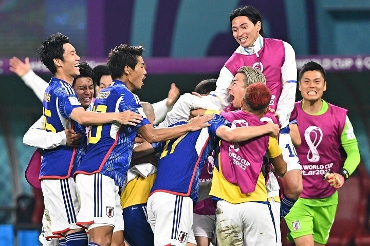 試合後、歓喜に沸く日本代表。スペインを下し、グループ１位通過で決勝トーナメント進出を決めた。写真：金子拓弥（THE DIGEST写真部／JMPA代表撮影）
