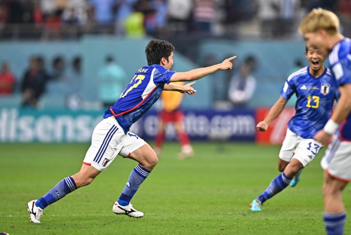 田中（中央）がゴールを決め、W杯優勝国のスペインを倒した日本がE組１位で決勝トーナメント進出を決めた。写真：金子拓弥（THE DIGEST写真部/JMPA代表）