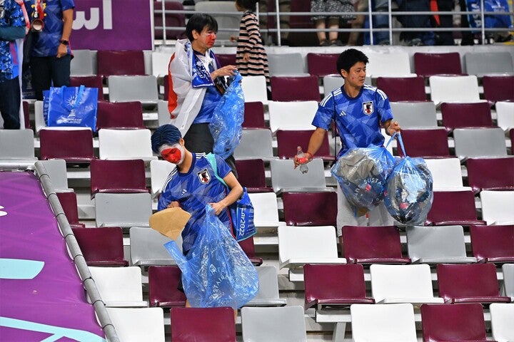 試合後に散らかったゴミを拾った日本人サポーターたち。彼らの行動に世界から称賛の声が集まっている。写真：金子拓弥（THE DIGEST写真部/JMPA代表）