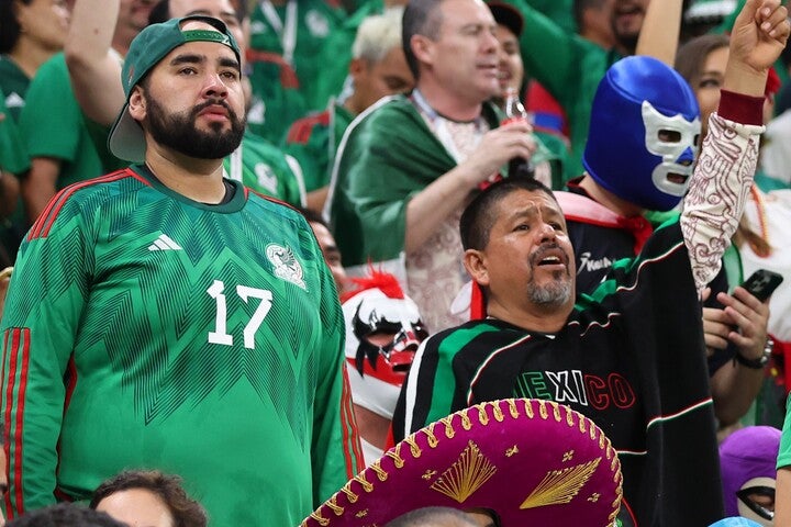 世界でも指折りの熱量を誇るメキシコのファン。そのなかには情熱があらぬ方向に向いてしまった人もいるようだ。※写真はイメージ。(C)Getty Images