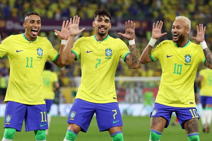 笑顔でゴールを祝ったブラジルの面々。ネイマール（10番）をはじめとする彼らの得点後の行動に批判の声が上がっている。(C)Getty Images