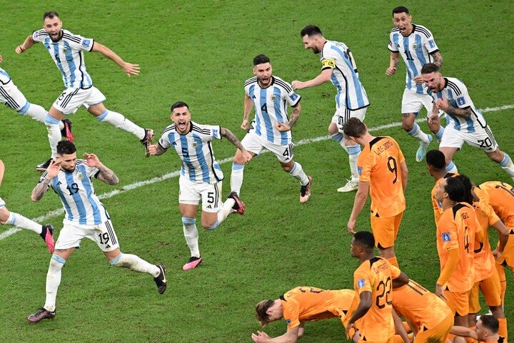 試合終了後にSNSで波紋を広げた１枚。アルゼンチンの選手たちは、うなだれるオランダの面々を睨みつけ、激しい言葉を浴びせた。(C)Getty Images
