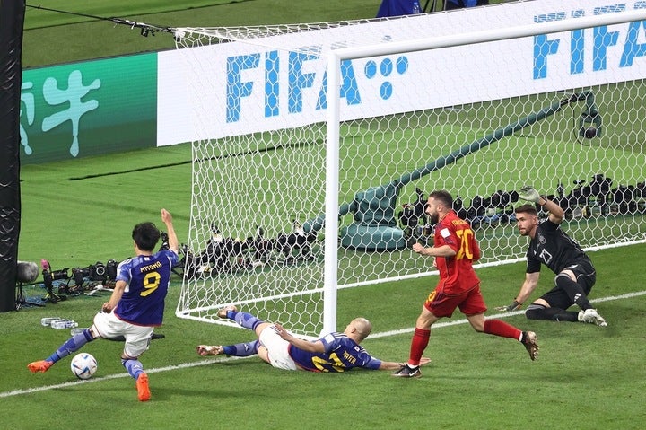 角度によってはアウトに見えるボールに三笘が喰らいつき、日本の２点目をアシストした。(C)Getty Images