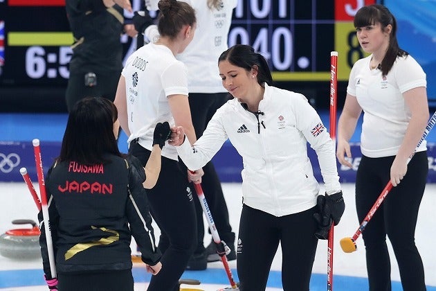 試合終了後にイギリスチームとハグや握手を交わすロコ・ソラーレ。 (C) Getty Images