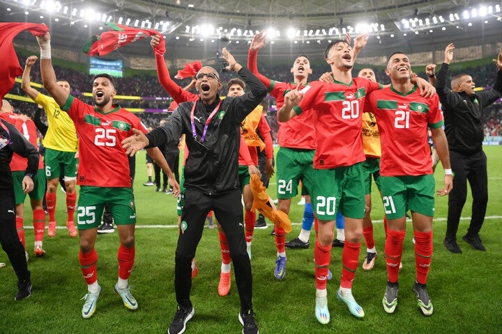 ポルトガル戦後のモロッコの選手たち。スタジアムに駆け付けたファンと共に喜んだ。(C)Getty Images