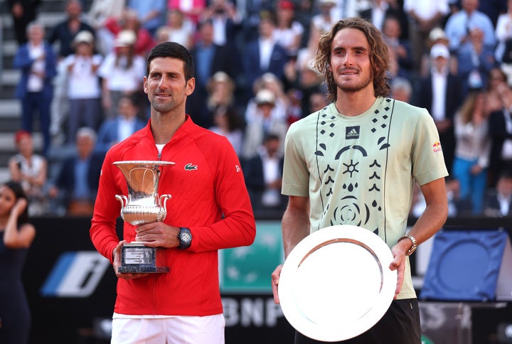チチパス（右）はジョコビッチ（左）のストイックなテニスへの取り組み方に刺激を受けているといういう（写真は2022年イタリア国際の表彰式）