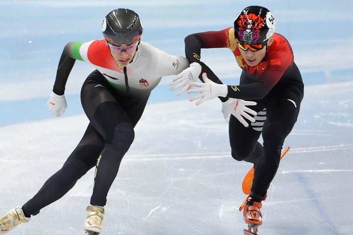 リュー（左）と任子威（右）のデッドヒート。リューは先にゴールも失格に。(C)Getty Images