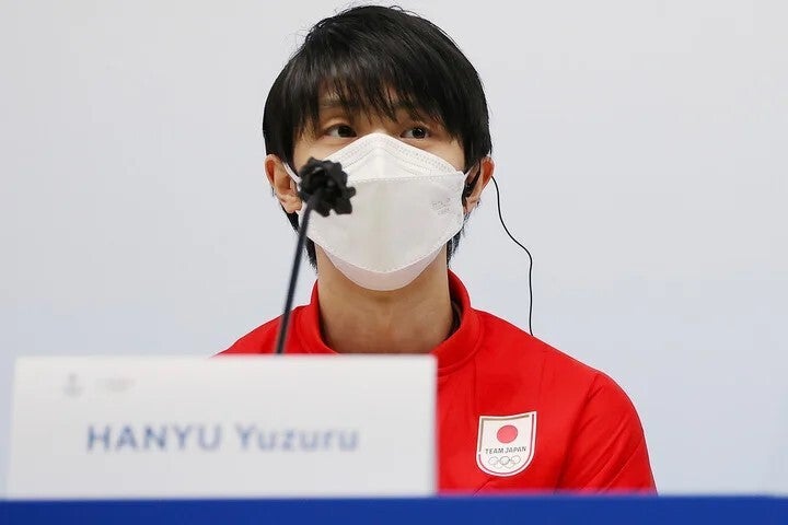 北京五輪男子フィギュアのフリー演技から４日ぶりに姿を見せた羽生。会見場の外には熱狂的なファンが集まっていた。(C)Getty Images